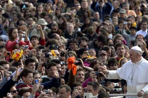 Por que o papa Francisco fascina tanto os jovens?
