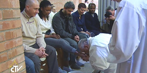 Papa Francisco lava pés de detentos